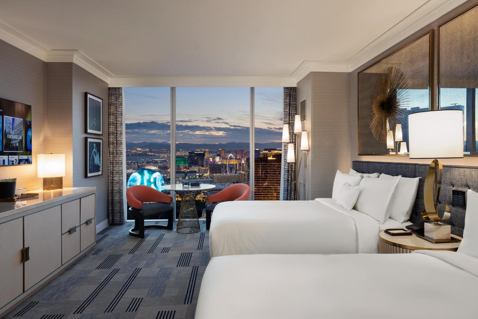 Fontainebleau ลาสเวกัส ภายนอก รูปภาพ A guest room at the Hilton Grand Vacations at Resorts