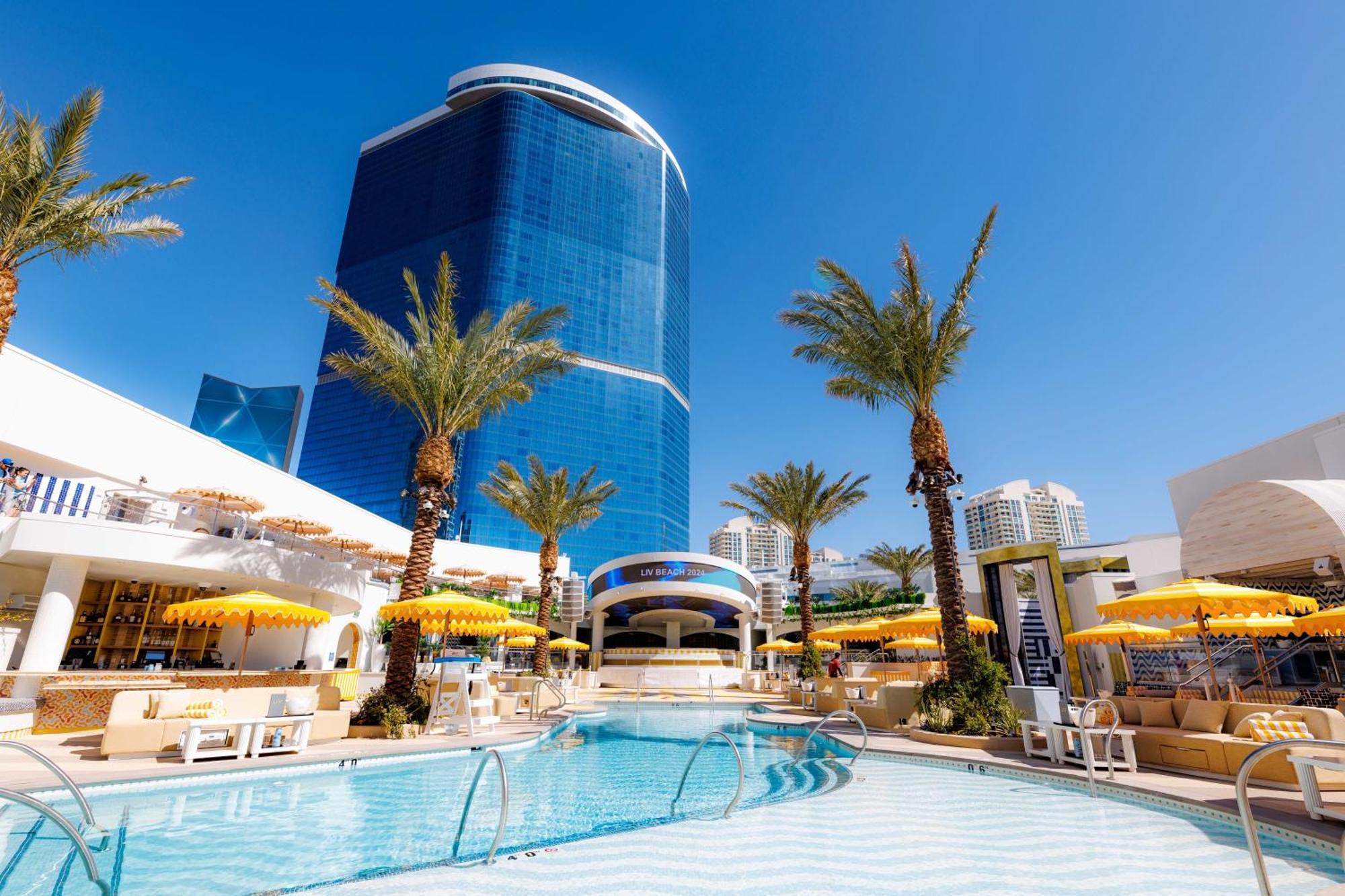 Fontainebleau ลาสเวกัส ภายนอก รูปภาพ The pool at the Wynn