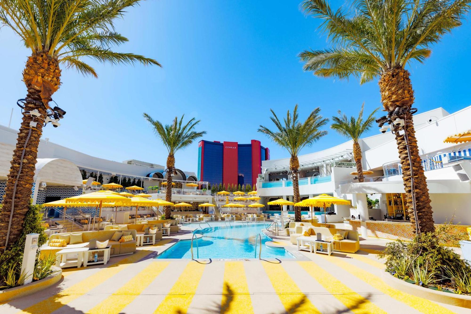 Fontainebleau ลาสเวกัส ภายนอก รูปภาพ The pool at the Wynn